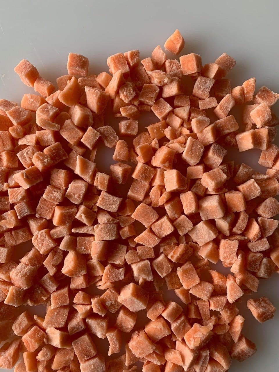 Cubetti di salmone atlantico per poke